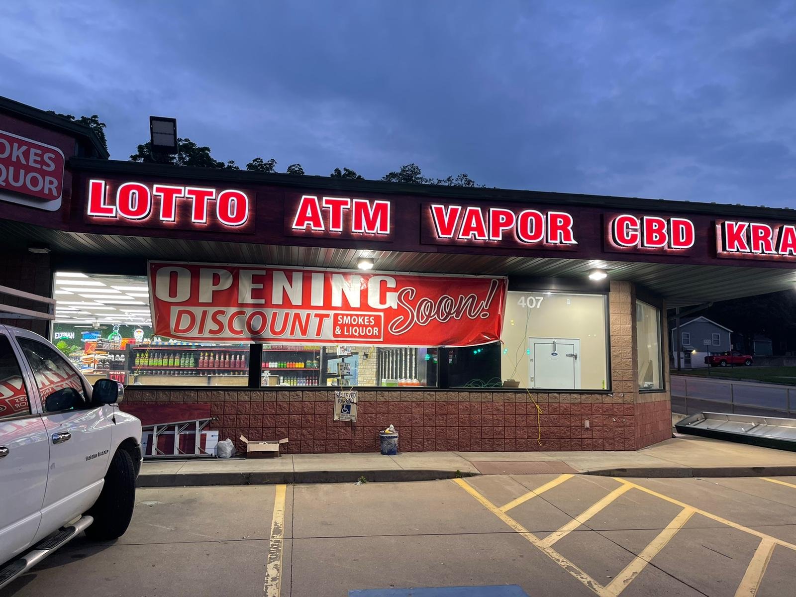 Discount Smokes & Liquor Signage