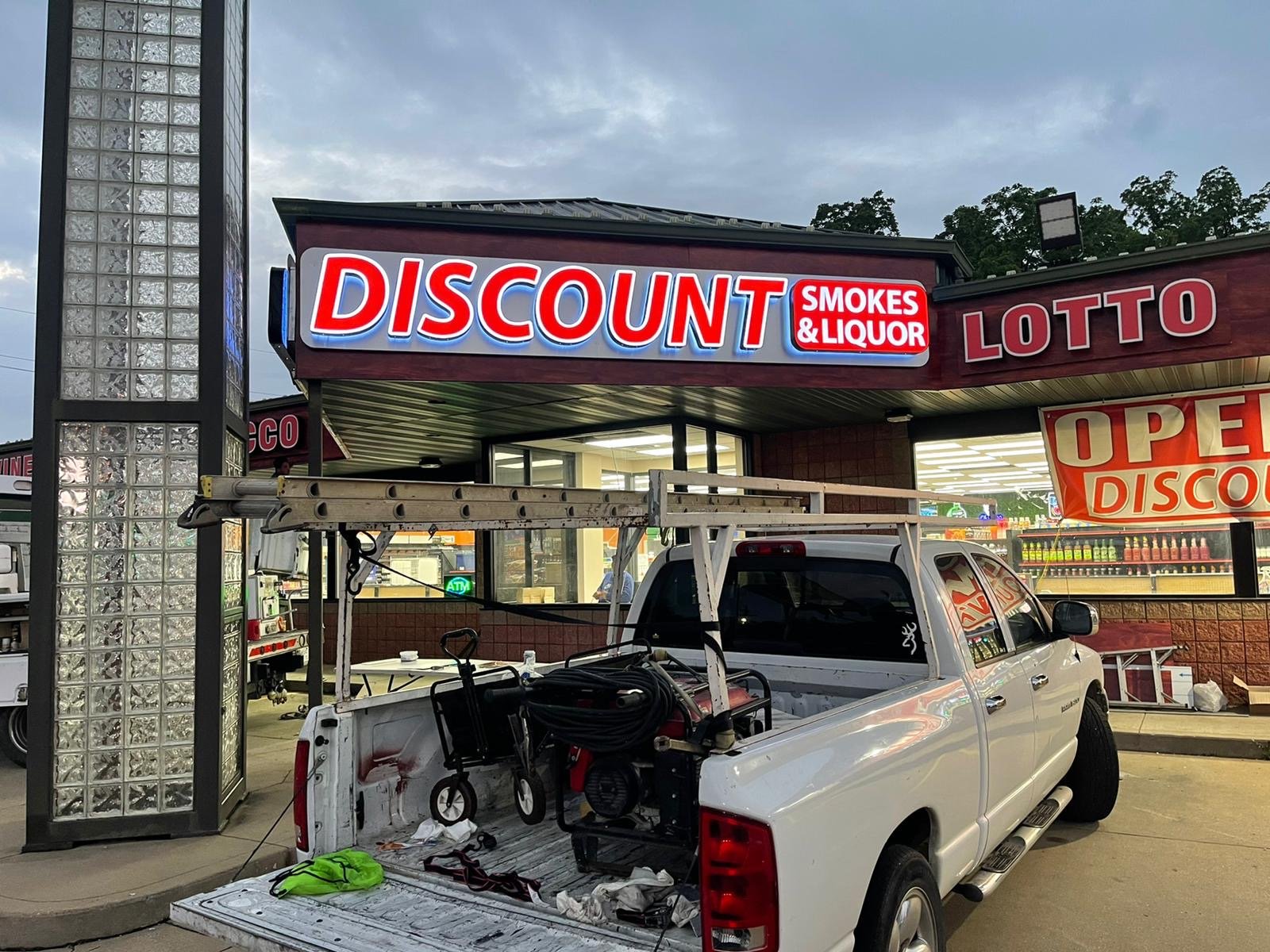 Discount Smokes & Liquor Evening